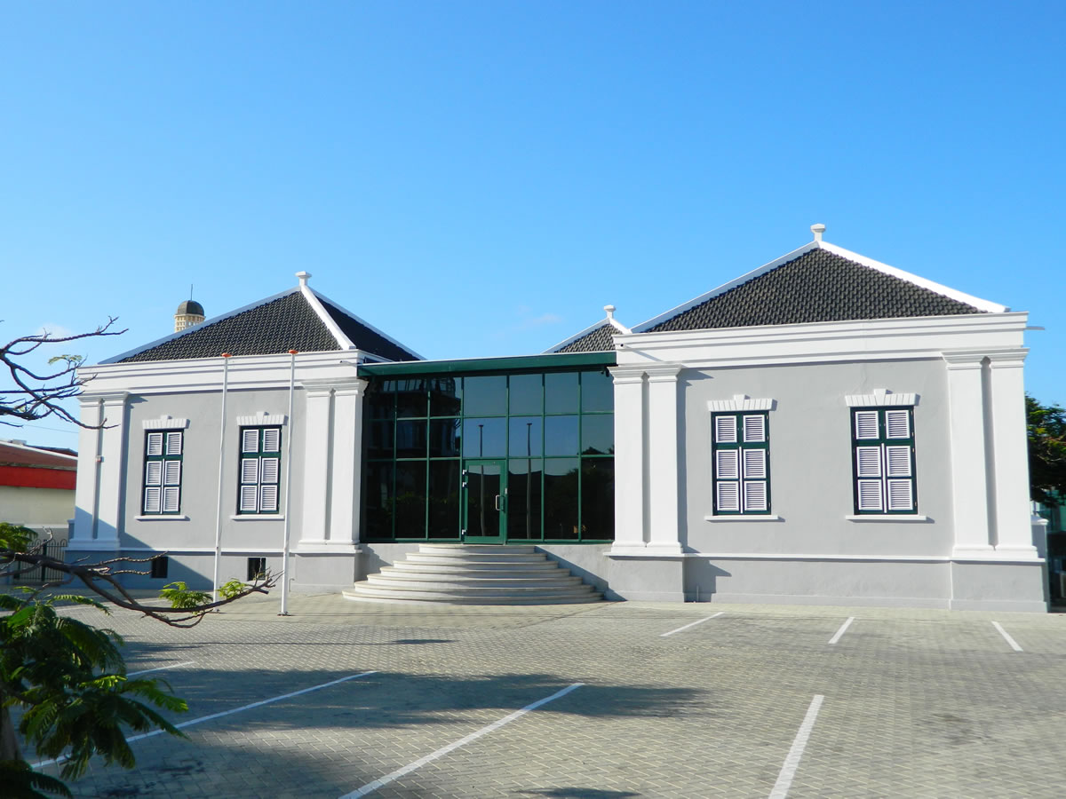 School Oranjestad (Stadhuis) front entrance on Zoutmanstraat
